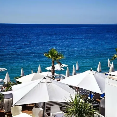 Monique-parking Free Niza