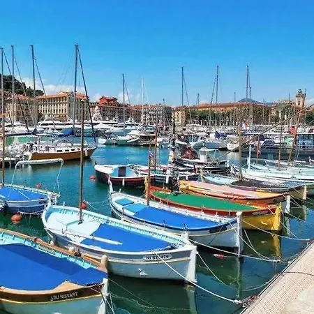 Monique-parking Free Niza