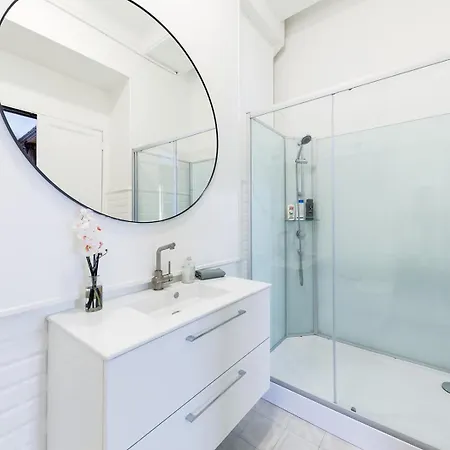 Monique-parking Free ניס