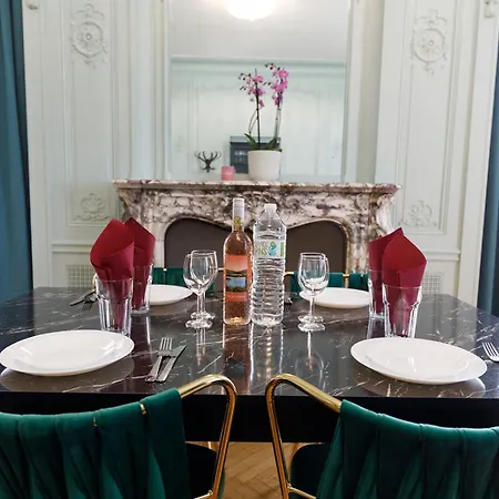 Monique-parking Free ניס